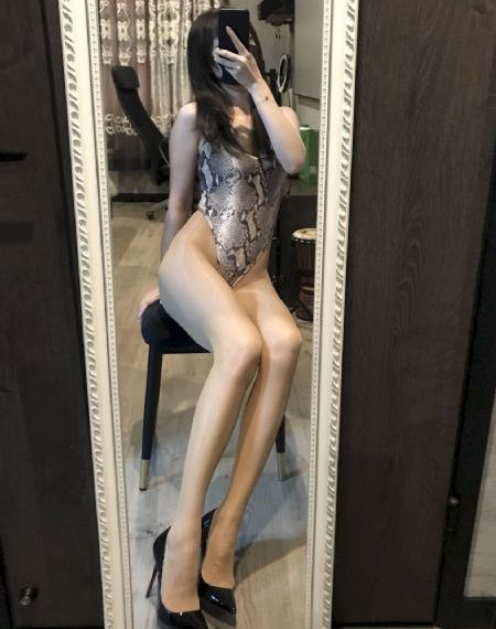 三个男人添一个女人p的视频